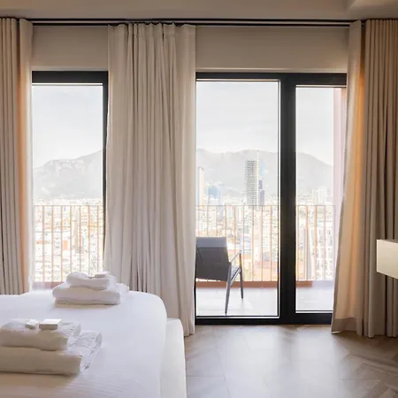 Ξενοδοχείο με διαμερίσματα Square Garden 4*