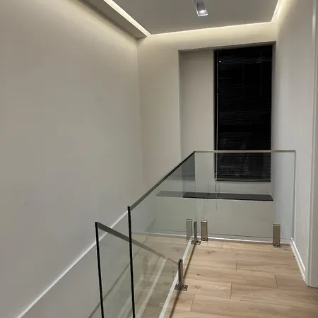 מלון דירות Square Garden 4*